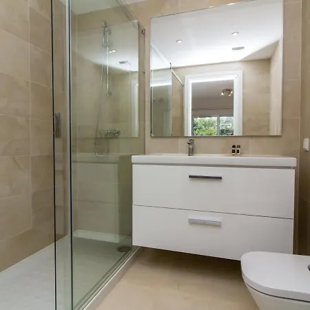 C - Luxurious & Playground & Garage Apartment *